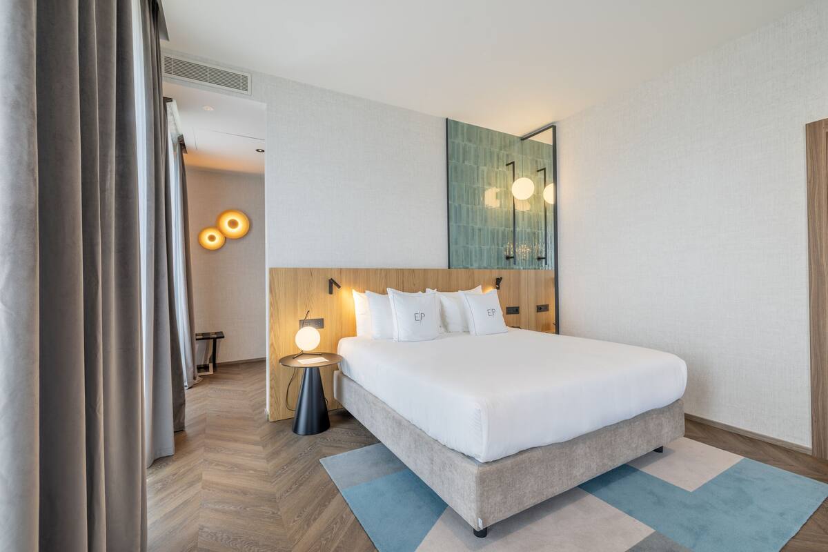 Junior Suite, Sea View | Minibar, in-room safe, blackout drapes, soundproofing
