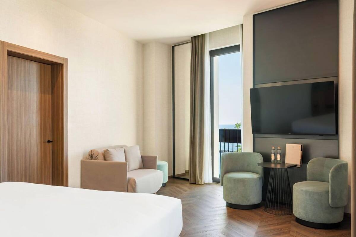 Minibar, coffres-forts dans les chambres, rideaux occultants