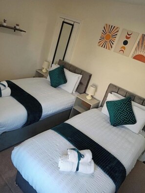 3 habitaciones, escritorio, wifi gratis y ropa de cama