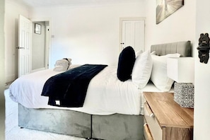 3 bedrooms, desk, iron/ironing board, free WiFi