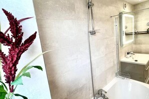 Combined shower/tub, deep soaking tub, free toiletries, hair dryer