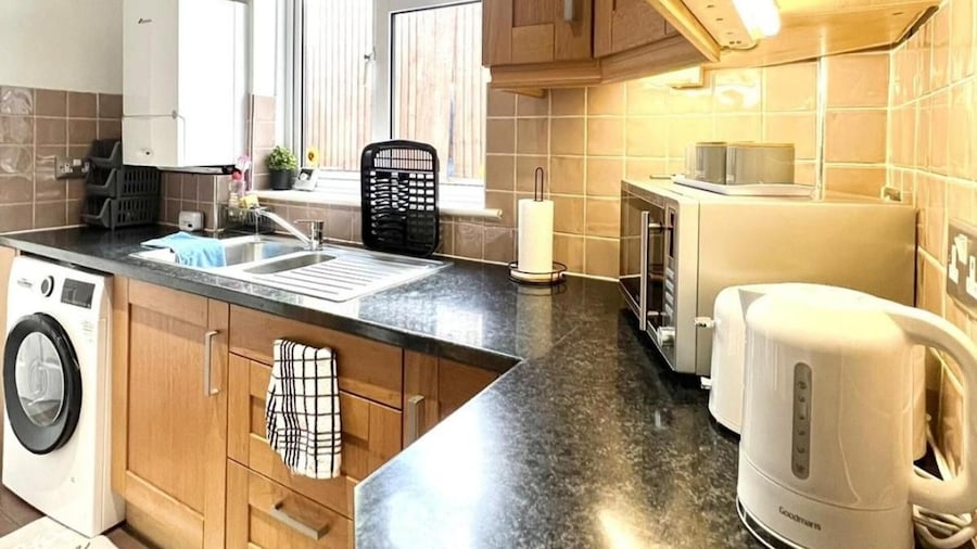 Strood Home-sleeps 6-great for Groups & Families