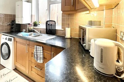 Strood Home-sleeps 6-great for Groups & Families