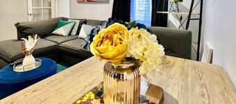 Strood Home-sleeps 6-great for Groups & Families