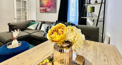 Strood Home-sleeps 6-great for Groups & Families