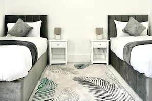 3 bedrooms, desk, iron/ironing board, free WiFi - Strood Home-sleeps 6-great for Groups & Families (Rochester)