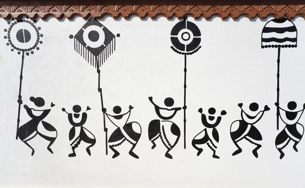 Una pared con símbolos y figuras decorativas.