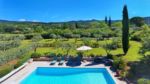 A swimming pool with lounge chairs and a view of a lush garden and distant hills. - 10 persons accommodation: spacious 6 pers villa + 4pers Cabanon in Aups (Provence) (Aups)