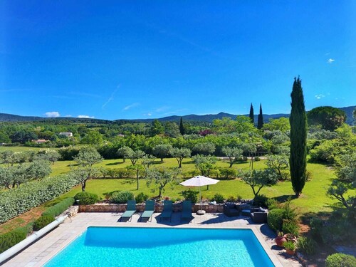 10 persons accommodation: spacious 6 pers villa + 4pers Cabanon in Aups (Provence)