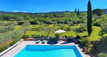 10 persons accommodation: spacious 6 pers villa + 4pers Cabanon in Aups (Provence)