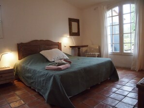 5 bedrooms, desk, iron/ironing board, travel cot - 10 persons accommodation: spacious 6 pers villa + 4pers Cabanon in Aups (Provence) (Aups)