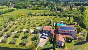An aerial view of a property with a swimming pool, terraced garden, and a large house with a red roof. - 10 persons accommodation: spacious 6 pers villa + 4pers Cabanon in Aups (Provence) (Aups)