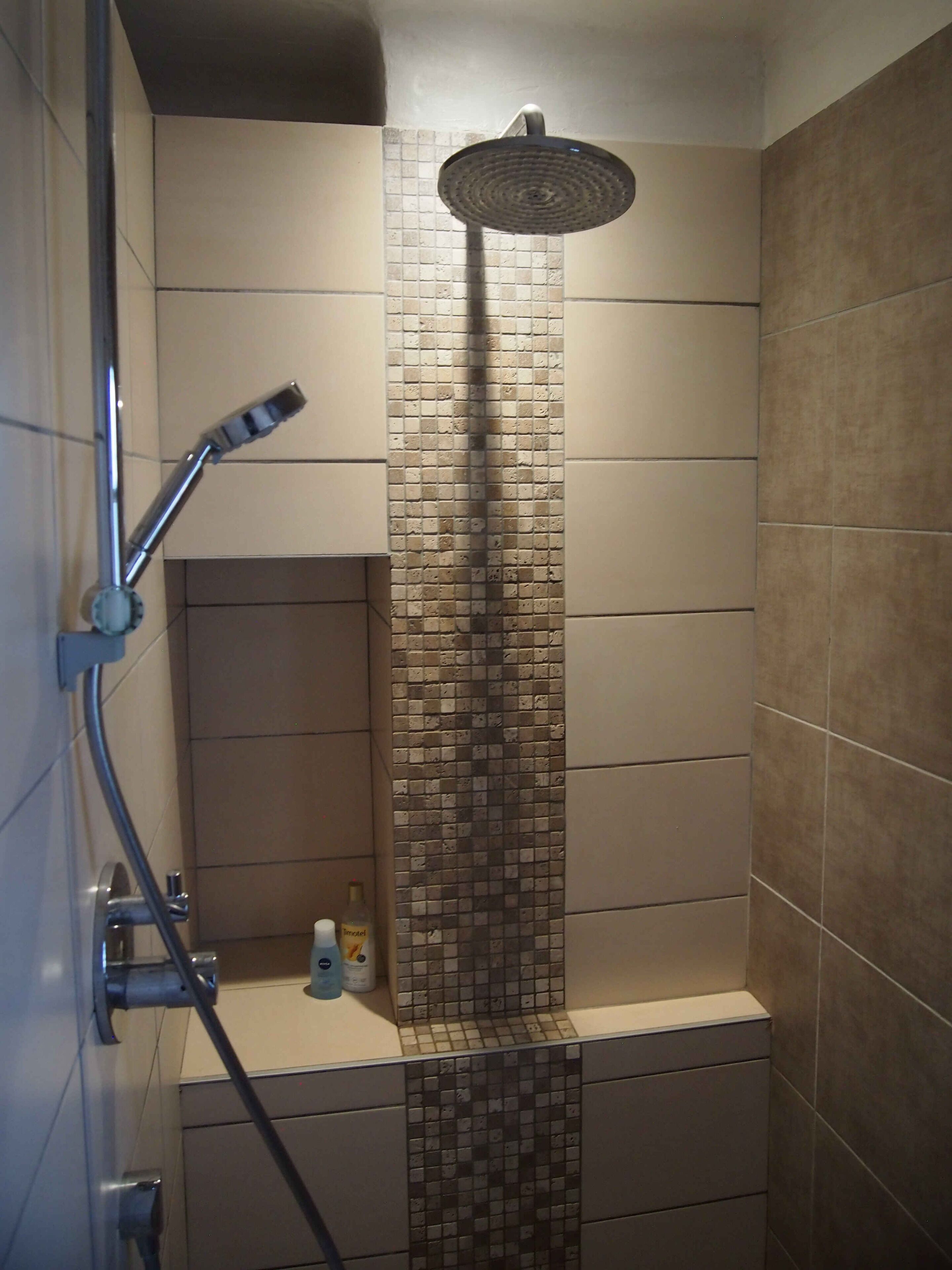 Douche, sèche-cheveux, serviettes fournies, savon