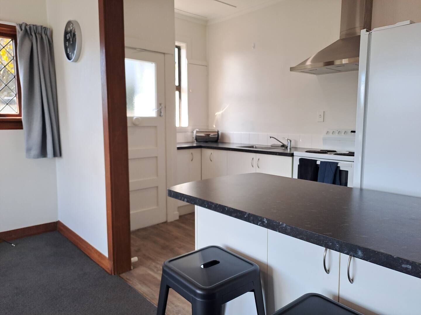 Frigorífico, microondas, horno y placa de cocina