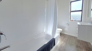 Bathroom - Spacious, Affordable, Peaceful Family Home (Dunedin)