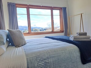 3 slaapkamers, een strijkplank/strijkijzer, reisbedje, gratis wifi