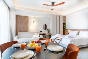 Deluxe Studio | Living area | Flat-screen TV - Arc Elegant Apartments (Chania)