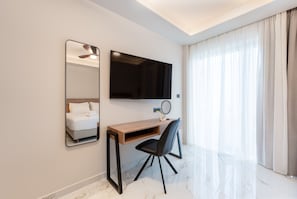 Appartement Deluxe, 1 trÚs grand lit et 1 canapé-lit, vue ville | 1 chambre, coffres-forts dans les chambres, rideaux occultants