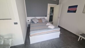 2 bedrooms, iron/ironing board, WiFi