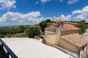 Habitación triple, 1 habitación | Terraza o patio