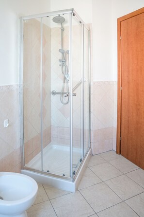 Apartment, 2 Schlafzimmer, Balkon | Badezimmer | Dusche, Haartrockner, Handtücher
