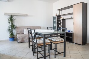 Căn hộ, 2 phòng ngủ, ban công | Khu phòng khách | TV màn hình phẳng 