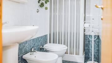 Vila, 2 kamar tidur, teras | Kamar mandi | Shower dan handuk