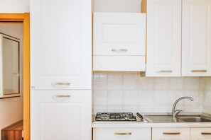 Villa, 2 Bedrooms, Terrace | Private kitchen | Fridge, stovetop, cookware/dishes/utensils - Villa Lucia (Vieste)
