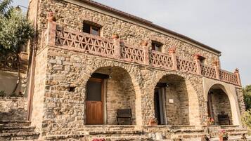 Façana frontal de l'allotjament