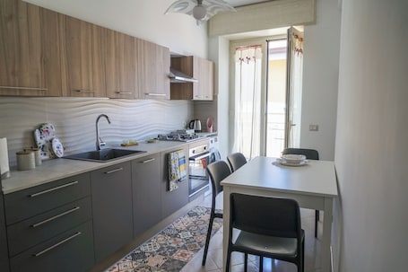 Refrigerador, placa de cocina, utensilios de cocina