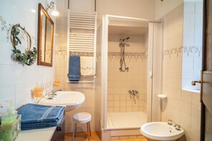 Apartment, 2 Bedrooms, Terrace, Mountain View | Bathroom | Shower, towels - Residence Serliana (Montasola)