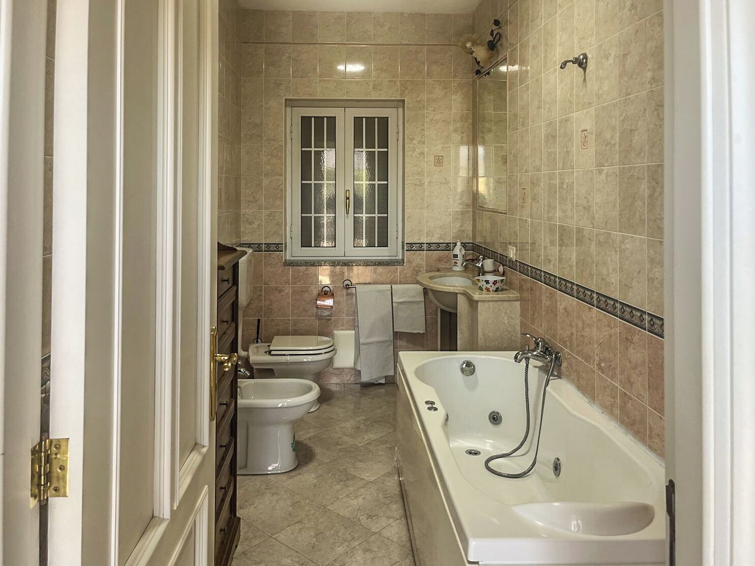 Kamer, 1 slaapkamer, balkon | Badkamer | Een douche, een bidet, handdoeken