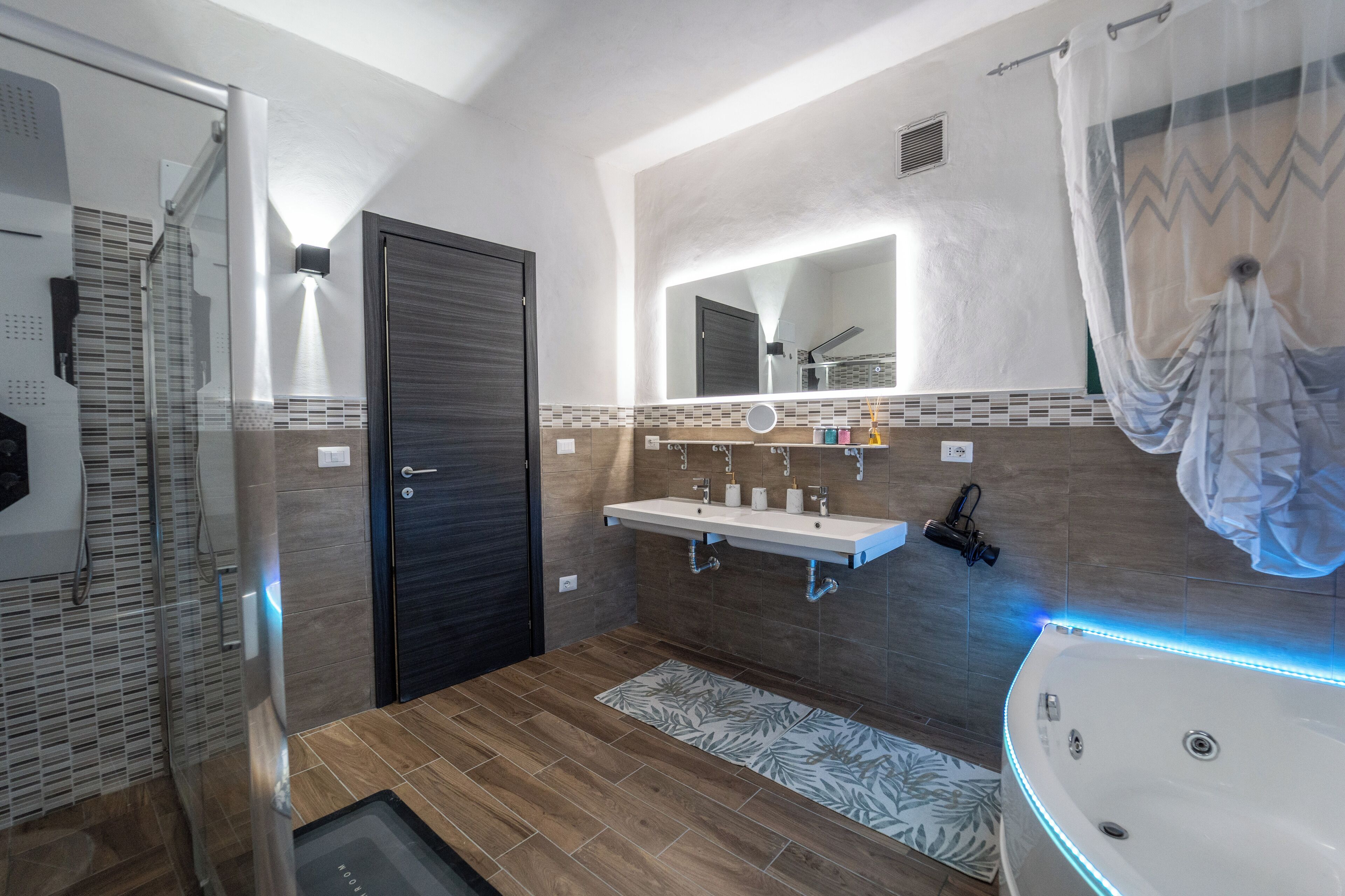 Apartment, 1 Bedroom | Bathroom | Separate tub and shower, towels