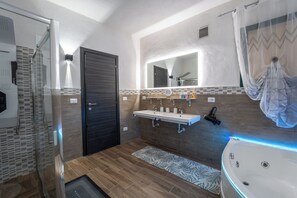 Appartement, 1 slaapkamer | Badkamer | Een aparte badkuip en douche, handdoeken