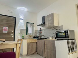 Appartamento, 1 camera da letto, cucina | Cucina privata | Frigorifero, piano cottura, pentole/stoviglie/utensili