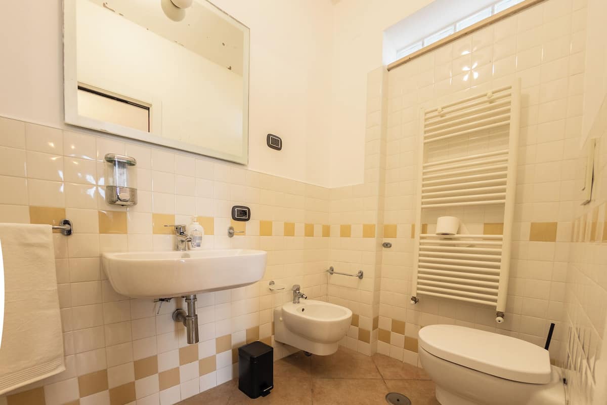 1 bedroom, desk, WiFi (free), bed sheets