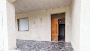 Vista frontal de la propiedad