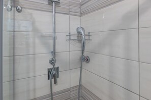 Kamer, 1 slaapkamer, privébadkamer | Badkamer | Een douche, handdoeken