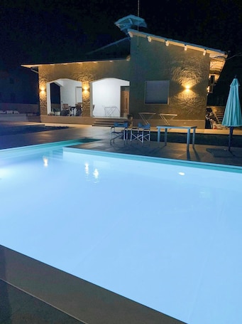 Piscina externa sazonal. Villa D'Angelo