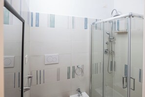 Phòng, 1 phòng ngủ, phòng tắm riêng | Phòng tắm | Buồng tắm vòi sen, khăn tắm 