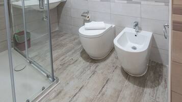 Zimmer, 1 Schlafzimmer, eigenes Bad | Badezimmer | Dusche, Handtücher