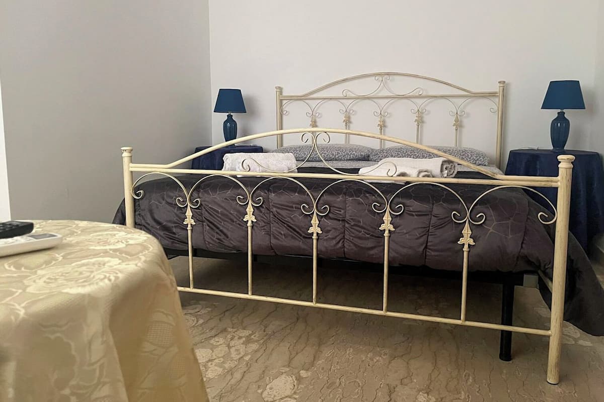 1 chambre, fer et planche à repasser, Wi-Fi gratuit, draps fournis