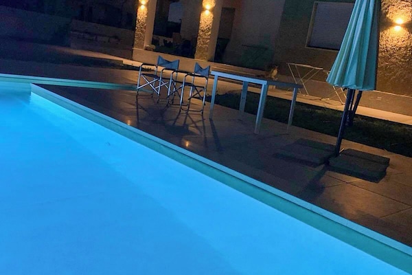 Una piscina al aire libre de temporada