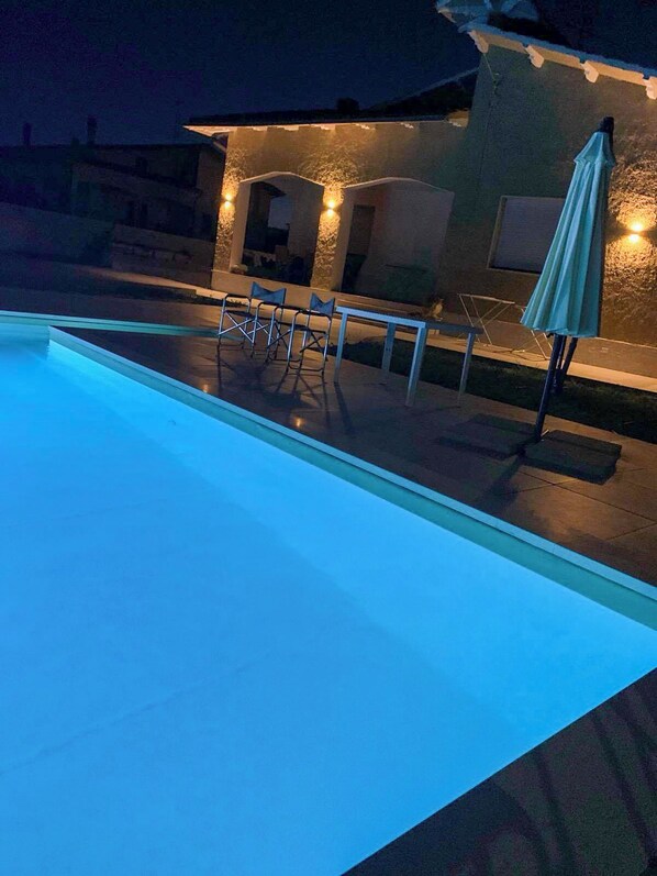 Hồ bơi ngoài trời phục vụ theo mùa 