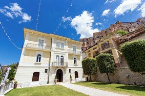 Front of property - Palazzo Vittoli - Iside & Delia (Castelfranci)