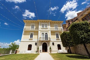 Front of property - Palazzo Vittoli - Iside & Delia (Castelfranci)