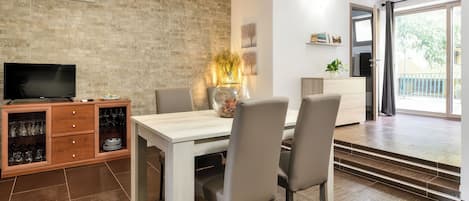 Appartement, patio | Coin séjour | Télévision à écran plat