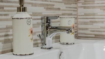 Apartemen, 1 kamar tidur, balkon | Kamar mandi | Shower dan handuk