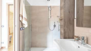 Apartamento, varanda | Banheiro | Chuveiro, bidê, toalhas de banho, papel higiênico