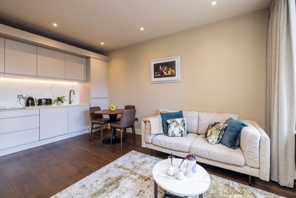 Living area - Stunning New 5 star 2Bed Apartment in the City Centre adjacent to Stephens Green (Dublin)